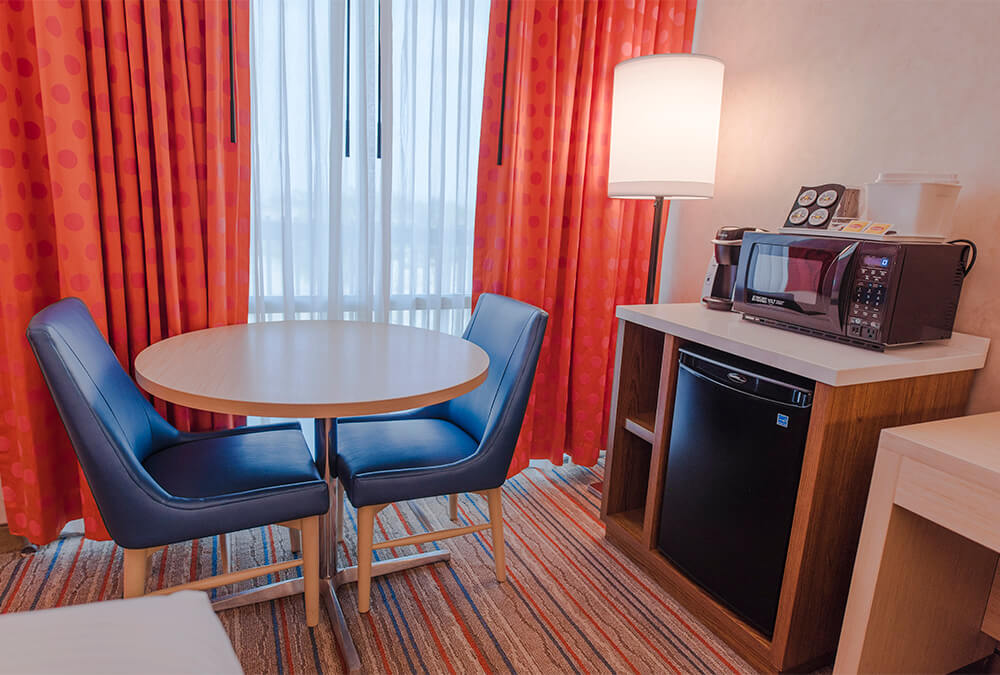 kitchenette and table in hotel room at Howard Johnson Anaheim hotel