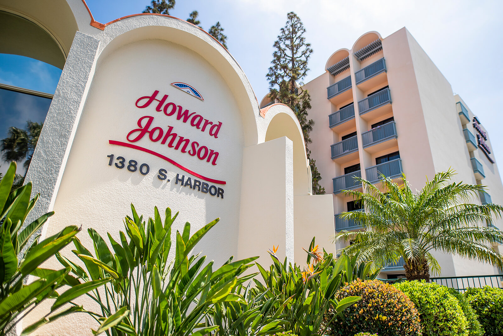 Howard Johnson Anaheim exterior