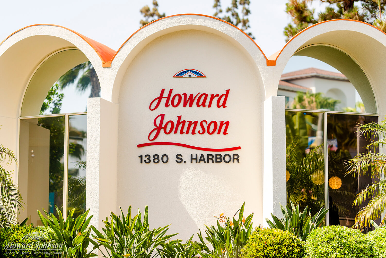 the exterior of Howard Johnson Anaheim hotel