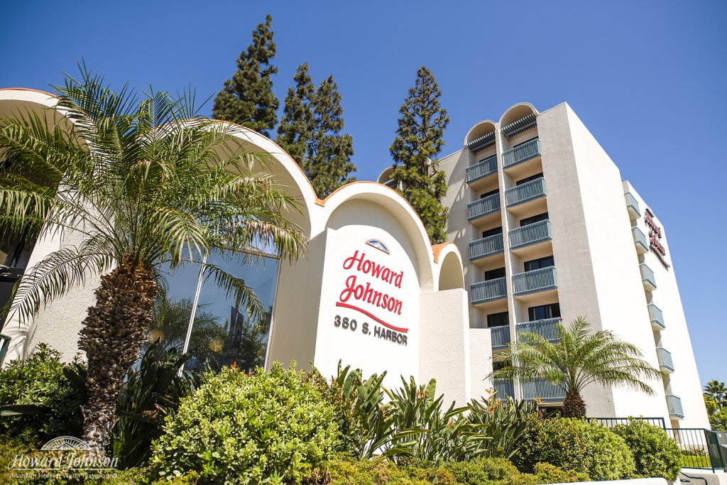 the exterior of Howard Johnson Anaheim