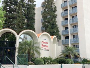 The front entrance of the Howard Johnson Anaheim hotel