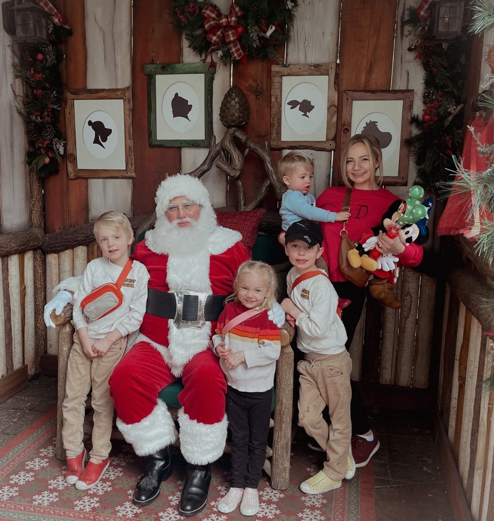 HO HO HO! 🎅🏻 Hi, everyone! Did you know you can meet SANTA CLAUSE in Disneyland at Pooh’s Corner?! I’m sharing tips like this, and more today in stories! 

As a mom who comes to Disneyland alone with my 4 LITTLE KIDS once a month while my husband works in SOCAL, I’ve learned a trick or two! 😉

And I’m always SO grateful to find a home base here at the @hojoanaheim 🏡 

Anyways, I’m Maren from @happiestkidsonearth -bringing you along today to show you how I’m celebrating Christmas at Disneyland with my kids! 

What would YOU ask Santa for this year if you could?! Tell us below! 👇🏻