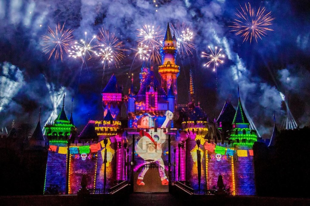 STAY 💥 PLAY 💥 SAVE 

Disneyland has 300 days of festivals and events in 2023, including the return of Pixar Fest, Lunar New Year, Season of the Force, and more!

With new parades, updated fireworks, festive foods… AND a HUGE discount for SoCal residents & kids (9 and under). 

STAY at Hojo, PLAY at Disney, and SAVE big when you book your hotel and tickets with @HoJoAnaheim
👉Link In Bio👈

#HoJoAnaheim #Disneyland #DisneyHotel #GoHoJo